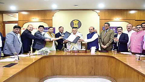 नाशिक : सामंजस्य कराराप्रसंगी राज्यपाल भगतसिंह कोश्यारी, उत्तराखंडचे उद्योगमंत्री चंदन राम दास, चेंबरचे अध्यक्ष ललित गांधी, सिडकुल मॅन्युफॅक्चरर्स असोसिएशनचे अध्यक्ष डॉ. हरिंद्र कुमार गर्ग, आशिष पेडणेकर, करुणाकर शेट्टी, संतोष तावडे, उदय गोडबोले, प्रदीप मांजरेकर, धैर्यशील पाटील आदी.