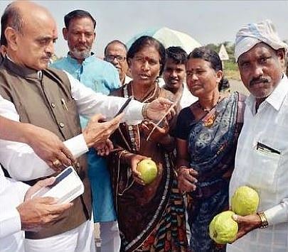 पुणे : अर्थमंत्र्यांचे पेरूप्रेम अन् पैसे नसल्याची ‘गुगली’! ग्रामीण महिलांनी समोर केला क्यूआर कोड