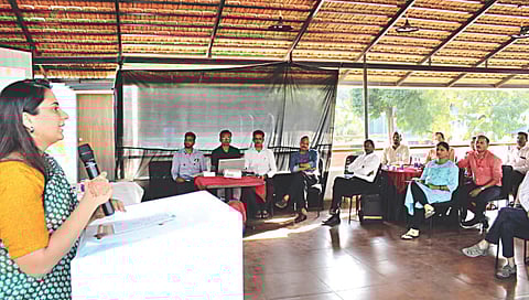 नाशिक : जिल्हा परिषद व एनजीओ बैठकीत प्रतिनिधींशी बोलताना सीईओ अशिमा मित्तल. (छाया: हेमंत घोरपडे)