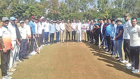 नाशिक : मनपा वर्धापन दिनानिमित्त आयोजित क्रिकेट सामन्याला उपस्थित अधिकारी-कर्मचारी.