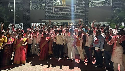 नाशिक : पंचवार्षिक निवडणुकीत दणदणीत विजयश्री मिळवत जल्लोष करताना समर्थ पॅनल.