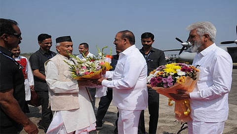 नाशिक : राज्यपाल भगतसिंह कोश्यारी यांचे ओझर विमानतळावर आगमन झाल्याने त्यांचे स्वागत करताना आदिवासी विकास मंत्री डॉ. विजयकुमार गावित व पालकमंत्री दादा भुसे आदी.