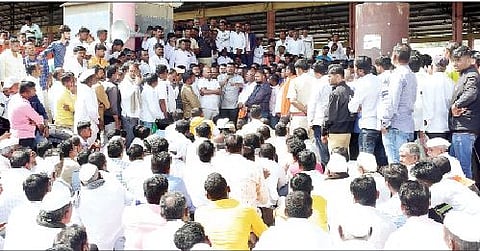 वाळकी : कांदा लिलाव बंद पाडले; संदेश कार्लेंचा शेतकर्यांसह ठिय्या, अचानक दर कोसळले