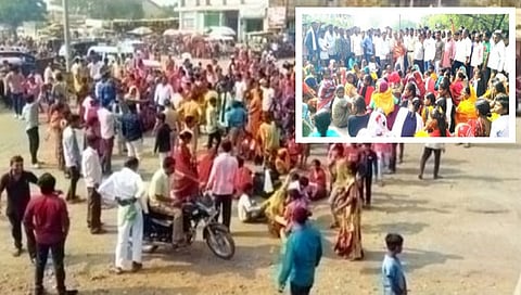 पिंपळनेर : नोटीस बजाविल्यानंतर सामोडे चौफुलीवर एकत्र जमलेले नागरिक. (छाया:अंबादास बेनुस्कर)