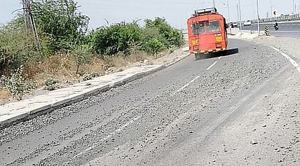 केडगाव : महामार्गावर खडीमुळे अपघाताची शक्यता