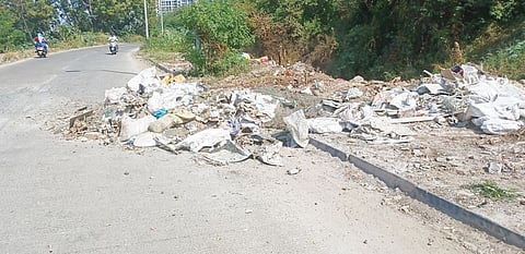 रस्त्यावर राडारोडा; विश्रांतीनगर चौक ते जनता वसाहतमधील नागरिक त्रस्त