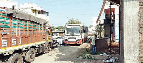 बेल्हेनगरीतील रस्त्यांची प्रचंड दुर्दशा ! वाहतूक कोंडी नक्की संपणार कधी?