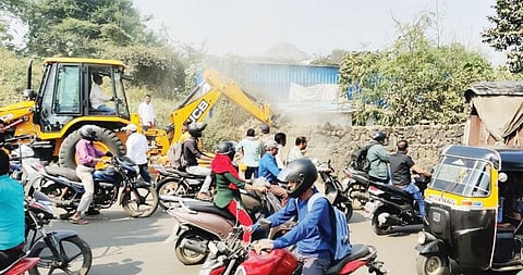 बिबवेवाडीतील ‘ती’ भिंत पाडली; रुंदीकरणाचा मार्ग झाला मोकळा