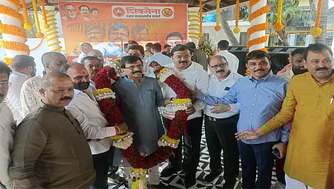 मुंबई : खासदार संजय राऊत यांच्या वाढदिसानिमित्त सत्कार करताना जिल्हाप्रमुख विजय करंजकर, माजी नाशिक जिल्हा शिवसेना प्रमुख दत्ता गायकवाड, महनगर प्रमुख सुधाकर बडगुजर आदी.