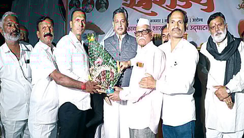 ठाणगाव : माजी खासदार युवराज संभाजीराजे यांचा सभेदरम्यान सत्कार करताना राजाभाऊ वाजे, रामदास भोर, नामदेव शिंदे, मुकुंद काकड आदी.