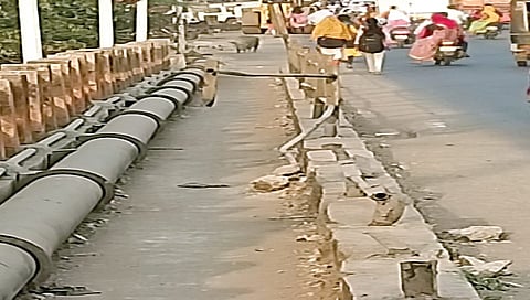 सटाणा : हाच तो आरम नदीवरील पूल, ज्याचे पादचारी पथाचे संरक्षक कठडे तुटले आहे.