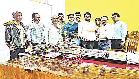 नाशिक : अतिरिक्त आयुक्त अशोक अत्राम यांना निवेदन देताना अमोल पाटील व सातपूर परिसरातील नागरिक. (छाया : सागर आनप)