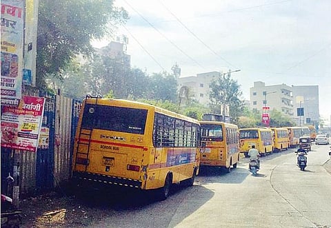 कोंढवा : स्कूल बसचे रस्त्यांवरच पार्किंग