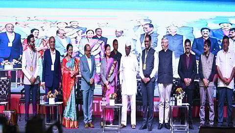 नाशिक : क्रेडाई शेल्टर 2022 च्या समारोप प्रसंगी विधानसभा उपाध्यक्ष नरहरी झिरवाळ, केंद्रीय आरोग्य राज्य मंत्री भारती पवार, आ. देवयानी फरांदे, बी जी शेखर, अनंत राजेगावकर यांसह क्रेडाईचे पदाधिकारी. (छाया: हेमंत घोरपेडे)