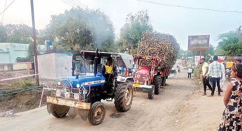ऊस वाहतूक करणार्या ट्रॅक्टरचालकांची कसरत