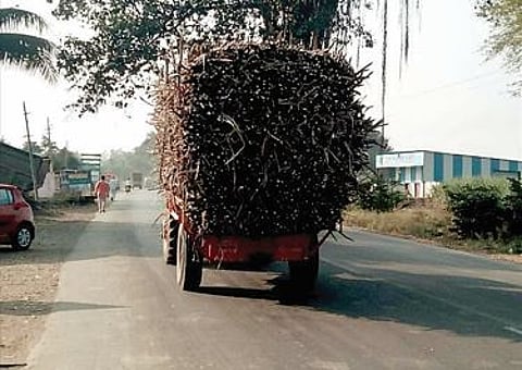 भवानीनगर : ऊस वाहतूक वाहनांना रिफ्लेक्टर सक्तीचे करा; नागरिकांसह वाहनधारकांची मागणी