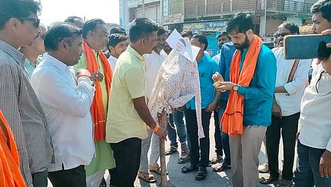 हिंगोली : सेनगाव येथे शिवसेना ठाकरे गटाकडून राज्यपालांच्या प्रतीकात्मक पुतळ्याचे दहन