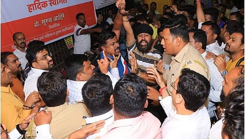 ठाण्यात शिवसेनेच्या शिंदे- ठाकरे गटात हाणामारी