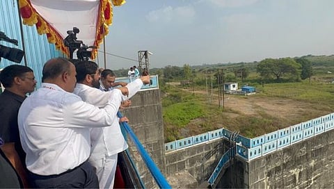 मुख्यमंत्री एकनाथ शिंदे गोसीखुर्द प्रकल्पाची पाहणी करताना