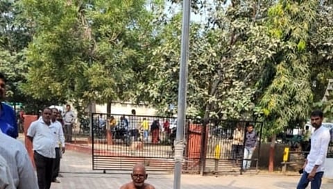 सोलापूर : अतिवृष्टीतील नुकसान भरपाईसाठी वृद्ध शेतकऱ्याचे अर्धनग्न आंदोलन