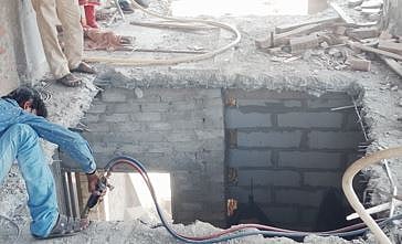 वारजे, उत्तमनगर परिसरात बांधकामांवर कारवाई; इमारतीचा स्लॅब तोडला