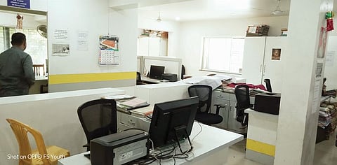 वारजे-कर्वेनगर क्षेत्रीय कार्यालयातील रिकाम्या खुर्च्या अधिकार्यांच्या प्रतीक्षा करत होत्या.