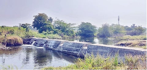 पाटस परिसरात दुष्काळाच्या लवकर झळा; ओढ्याची पाणीपातळी होतेय कमी