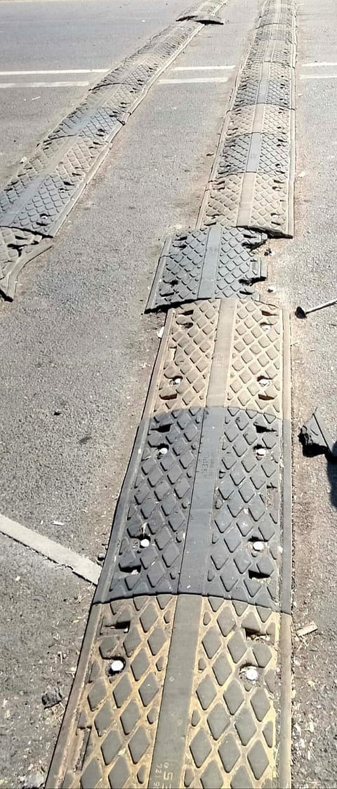 तळेगाव-चाकण महामार्गावर भक्कम गतिरोधक बसवावेत