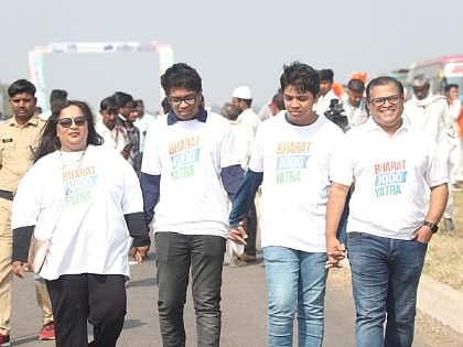 हिंगोली : राहुल गांधींना साथ देण्यासाठी लंडन येथील डॉक्टर कुटुंबासह भारत जोडो यात्रेत सहभागी