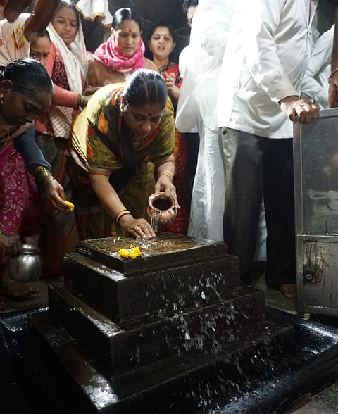 आळंदी : सप्तमीला समाधीवर पाणी घालत भाविकांकडून माऊलींचा थकवा दूर