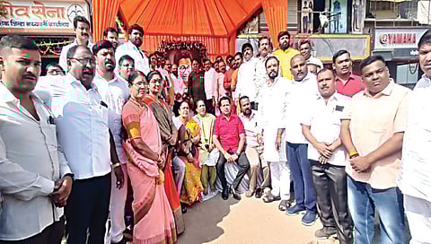 नाशिक : शिवसेनाप्रमुख हिंदूहृदयसम्राट बाळासाहेब ठाकरे यांना अभिवादन करताना शिवसेना (उद्धव बाळासाहेब ठाकरे) पदाधिकारी व कार्यकर्ते.(छाया : हेमंत घोरपडे)