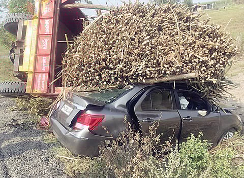 नेवासा : उसाने भरलेला ट्रॅक्टर कारवर उलटला ; कारमधील तीन जण किरकोळ जखमी