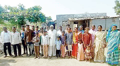 आदिवासी समाज मूलभूत गरजांपासून वंचित पाणी, रस्ता, वीज, घरकुले देण्याची मागणी