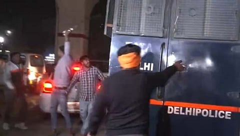 Shraddha Murder Case : आफताबला घेवून जाणाऱ्या पोलिसांच्या वाहनावर सशस्त्र हल्ला (Video)