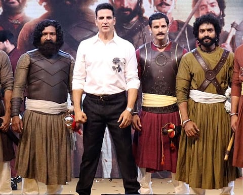 akshay kumar with team