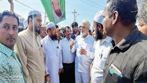 मालेगाव : शहरातील रस्ते काँक्रिटीकरण कामाच्या भूमिपूजनाप्रसंगी चर्चा करताना पालकमंत्री दादा भुसे, आमदार मौलाना मुफ्ती मो. इस्माईल आणि मनपा प्रशासक भालचंद्र गोसावी.