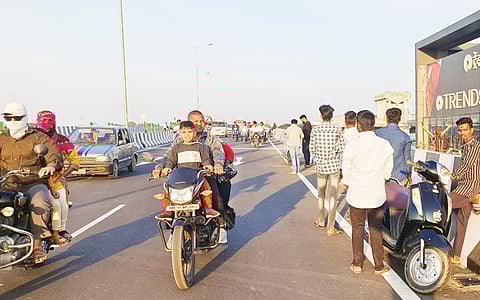 नगरच्या उड्डाणपुलावर सेल्फीची धूम..!