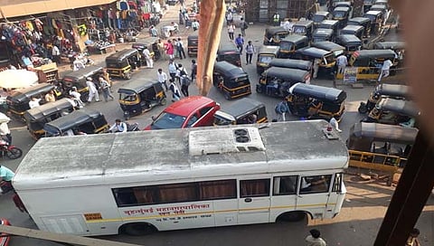 वाहतूक कोंडीत अडकली बस