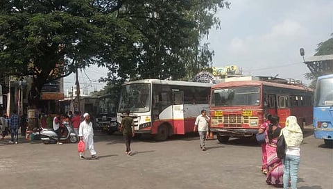 गदगमध्ये महाराष्ट्राची वाहने पुन्हा लक्ष्य;मुख्यमंत्री एकनाथ शिंदेंच्या पुतळ्याचे दहन