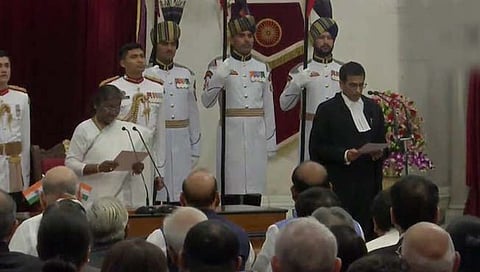 Justice DY Chandrachud | प्रथमच वडिलांनंतर मुलगा सरन्यायाधीश! न्या. डी. वाय. चंद्रचूड यांनी घेतली ५० वे सरन्यायाधीश म्हणून शपथ