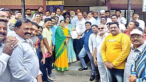 सिडको : मुख्य प्रशासक दिपा मुढोळ मुंडे यांना निवेदन देताना आ . सीमा हिरे, उध्दव बाळासाहेब ठाकरे शिवसेनेचे महानगरप्रमुख सुधाकर बडगुजर .राष्ट्रवादी काँग्रेस पार्टीचे प्रदेश उपाध्यक्ष नाना महाले आदी ( छाया : राजेद्र शेळके)