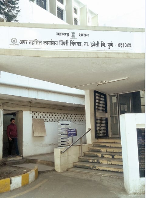 पिंपरी : सांगा आम्ही कुठं बसायचं? सरकारी कार्यालयात येणाऱ्यांसाठी किमान सुविधाही नाहीत