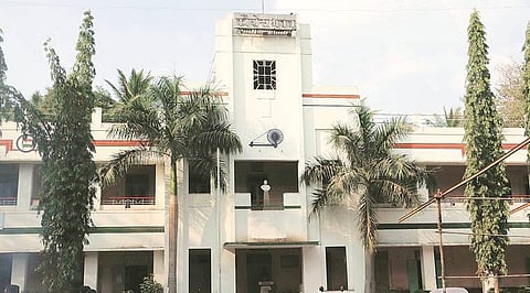 भाजपचे आक्रमक कार्येकर्ते घुसले काँग्रेस भवनमध्ये, राहुल गांधींचे पोस्टर फाडले