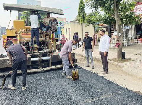 चोवीस तासांत रस्त्याची डागडुजी, नागरिकांच्या तक्रारीची ‘परिवर्तन’ हेल्पलाईनकडून दखल