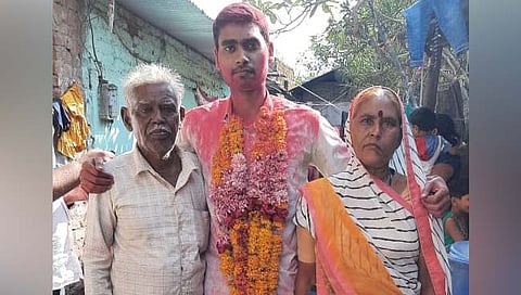 वाशिम : बूट पॉलिश करत रामभाऊने चमकावले मुलाचे भविष्य : दीपक खंदारेची विक्रीकर निरीक्षकपदी निवड