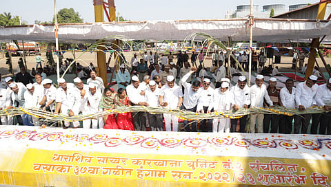 देवळा: धाराशिव संचलित वसाकाचा गव्हाणीत मोळी टाकून गाळप हंगाम सुभारंभ करतांना अध्यक्ष अभिजित पाटील ,अवसायक राजेंद्र देशमुख व संचालक मंडळ ,सभासद व कर्मचारी (छाया - सोमनाथ जगताप)