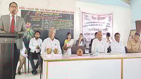 देवळा : येथील कर्मवीर महाविद्यालयात आयोजित शिबिरात कायदेविषयक मार्गदर्शन करताना न्यायाधीश पी. के. मुटकुळे. व्यासपीठावर प्राचार्य हितेंद्र आहेर आदी.