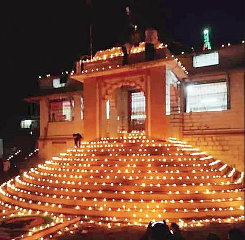 नेवासा : संजीवन समाधीनिमित्त कार्यक्रम, दीपोत्सवाने उजळले मंदिर