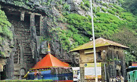 कार्ला : एकवीरादेवी मंदिर परिसरात उपोषण ; भाविकभक्तांसह ग्रामस्थांचा पाठिंबा