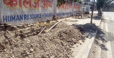 पिंपरी : चिखली येथे नवीन पदपथ उखडला